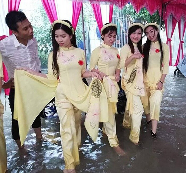 Hinh anh gay bao: Dam cuoi trong bien nuoc, quan khach binh than an co-Hinh-3