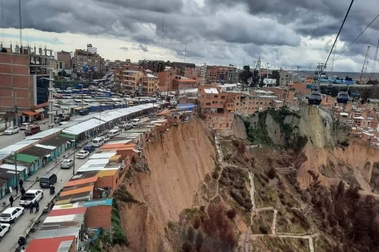 Thót tim dãy nhà trên rìa vách đá dựng đứng thách thức tử thần