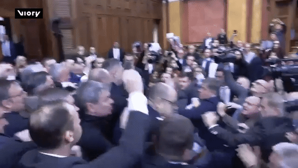 Nghị sĩ Serbia ẩu đả trong Quốc hội Nghi si Serbia au da trong Quoc hoi