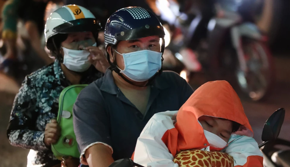 Tránh nóng, người dân trắng đêm đổ về quê nghỉ lễ 2/9