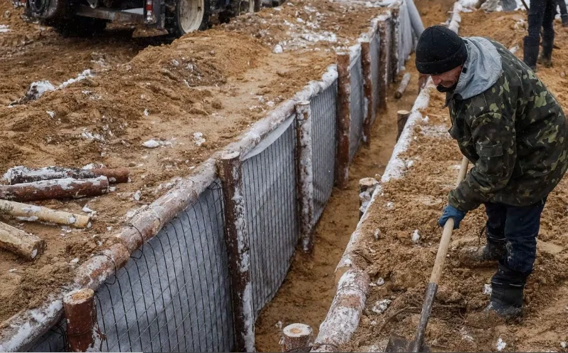 Cận cảnh Ukraine đào hào, dựng rào chắn phòng thủ