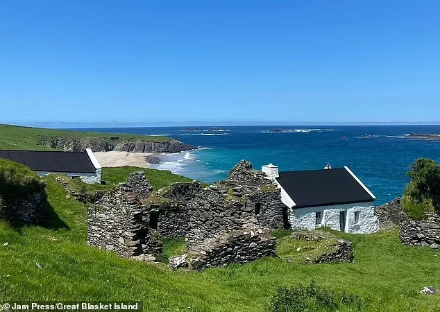 Từ bỏ tiện nghi hiện đại, cặp đôi “ở ẩn” trên đảo xa xôi