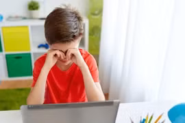 Màn hình điện tử - kẻ thù thầm lặng của mắt trẻ em
