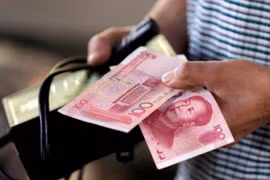 [VIDEO] Người Trung Quốc bỏ thẻ tín dụng hàng loạt, ngân hàng đối mặt nợ xấu tăng cao