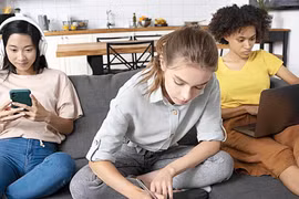 Làm việc từ xa - kẻ thù ngầm bào mòn cơ hội thăng tiến của gen Z