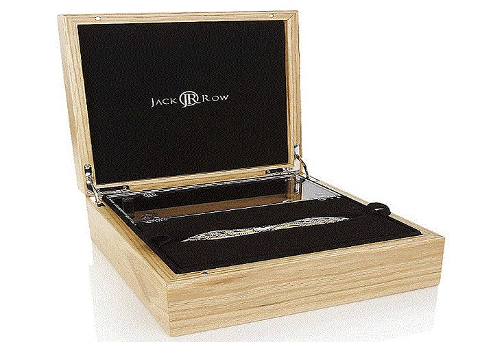 Golden Pen (Bút vàng- bạch kim thủ công): Anh Jack Row người Anh đã lấy ý tưởng độc đáo từ kiến trúc Gherkin để chế tạo chiếc bút đặc biệt này. Nó được làm hoàn toàn bằng tay, nguyên liệu làm từ vàng 18K và bạch kim, ngoài ra nó còn được khảm kim cương.