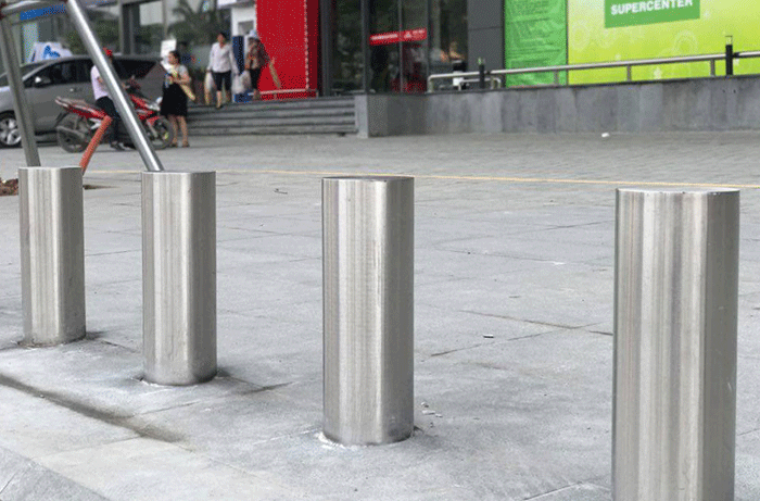 Ghi nhận tại hiện trường ngày 25/4 cho thấy, hàng rào cọc inox không nằm trong khuôn viên tòa nhà mà được dựng tràn ra, chiếm dụng gần như toàn bộ vỉa hè xung quanh, chỉ chừa lại một phần diện tích rất nhỏ sát với lề đường.