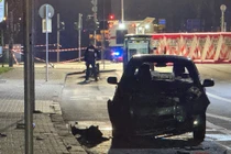 Hiện trường vụ ô tô đâm vào trạm xe buýt ở Đức