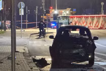 Hiện trường vụ ô tô đâm vào trạm xe buýt ở Đức