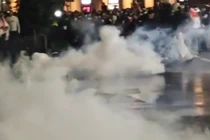 Khoảnh khắc người biểu tình quá khích xông vào Dinh Tổng thống Gruzia