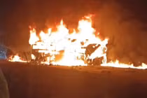 Xe buýt bốc cháy sau va chạm với xe tải, nhiều người thiệt mạng