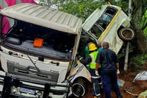 Xe buýt va chạm xe tải, ít nhất 11 người thiệt mạng