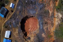 Mưa lớn làm sập mỏ vàng, 14 người tử vong