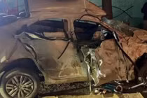 Ô tô tông vào xe bán tải đang đỗ, 9 người tử vong