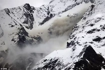 Khoảnh khắc ngôi làng bị chôn vùi vì sạt lở sông băng