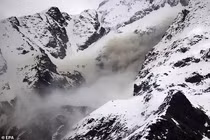 Khoảnh khắc ngôi làng bị chôn vùi vì sạt lở sông băng