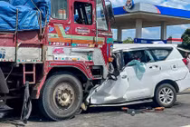 Ô tô tông trực diện xe tải, 6 người thiệt mạng 