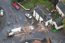 Xe chở rác đâm vào nhà dân, 3 người thương vong