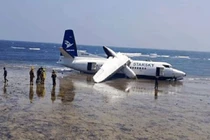 Máy bay chở khách trượt khỏi đường băng, lao ra bờ biển