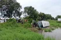 Lật xe buýt trường học ở Thái Lan, nhiều học sinh bị thương