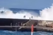 Khoảnh khắc 'sóng thần' tấn công đảo ở Tây Ban Nha, nhiều thương vong