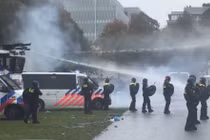 Cảnh sát Hà Lan dùng vòi rồng giải tán người biểu tình chống nhập cư