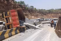 Xe tải lật đè trúng xe lam, 7 người tử vong thương tâm