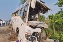 Xe buýt va chạm xe tải, 21 người thương vong