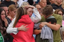 Hình ảnh người dân ở Australia tưởng niệm nạn nhân vụ xả súng