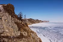 Xe chở khách du lịch rơi xuống hồ Baikal ở Nga