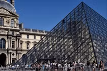 Pháp bắt thêm 4 nghi phạm vụ trộm tại Bảo tàng Louvre