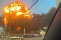 Khoảnh khắc kinh hãi máy bay chở hàng rơi ở Mỹ, cháy ngùn ngụt