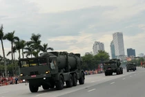 Người dân háo hức xem dàn khí tài di chuyển về trung tâm Hà Nội