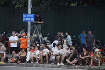 Người dân xếp hàng dài dọc đường Lê Quang Đạo chờ xem dàn khí tài diễu binh