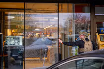 Diễn biến vụ xả súng hàng loạt, bắt giữ con tin ở Ukraine 