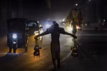 Đang đi bộ trên đường, 4 người bị ô tô tông tử vong