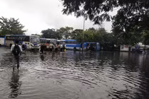 Đường phố ngập lụt vì mưa lớn, 7 người bị điện giật tử vong