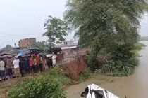 Ô tô mất lái lao xuống kênh, 11 người tử vong