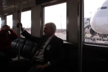 Xe chở hành khách lao vào sảnh sân bay Mỹ, 18 người bị thương