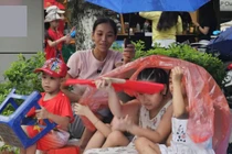 Người dân "đội mưa" kiên trì chờ xem tổng hợp luyện diễu binh, diễu hành