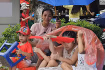 Người dân "đội mưa" chờ xem tổng hợp luyện diễu binh, diễu hành lần 2