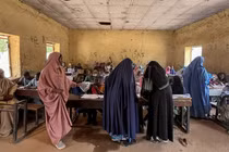 Tay súng xông vào trường học, bắt cóc hàng chục nữ sinh ở Nigeria