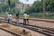 Người phụ nữ bị cưỡng bức, ném xuống đường ray gây phẫn nộ