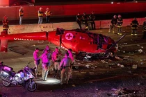 Khoảnh khắc trực thăng y tế rơi xuống cao tốc, nhiều người bị thương