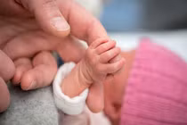 Được tuyên bố đã tử vong, bé sơ sinh bất ngờ "sống lại"