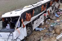 Xe buýt lao xuống thung lũng, 20 người thương vong