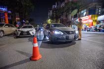 CSGT Hà Nội hóa trang theo dấu ô tô rời quán bia, có tài xế vi phạm 'kịch khung' 