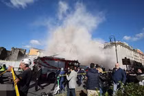 Khoảnh khắc tháp cổ đổ sập ở Italy, một công nhân tử vong