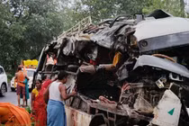 Xe buýt va chạm xe tải, 30 người thương vong