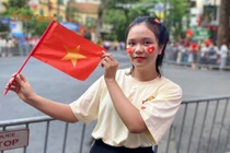 Giới trẻ háo hức xem diễu binh A80 trên phố Hà Nội